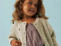 Pige klædt i beige strikcardigan med broderet små isvafler fra Name It 13242354 peyote melange